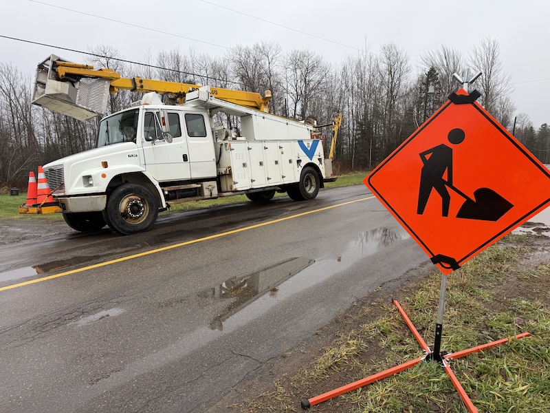 Tinuum cable truck stringing fibre optic cable along a rural road in Salisbury, NB
